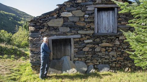 Pedro �lvarez junto a uno de los sequeiros de O Canello