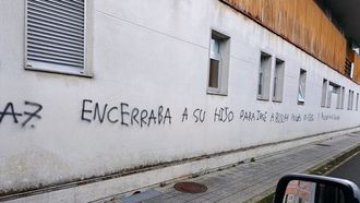 En el lateral del centro de salud