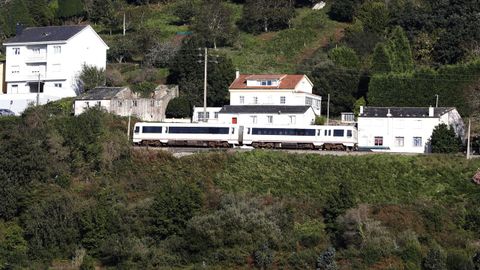 Tren de ancho mtrico de Feve, a su paso por Viveiro, en imagen de archivo