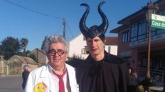 El alcalde de Vedra, Carlos Mart�nez (PP), disfrazado (de negro)