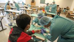 Imagen de archivo de estudiantes de Enfermer�a realizando test del covid en la facultad