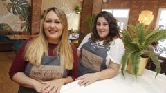 Tamara, en primer plano, posa en su restaurante de Nar�n junto a otra empleada