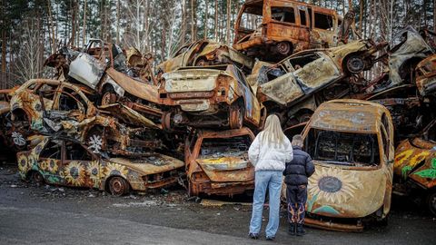 Coches destruidos durante el ataque a Kiev en febrero del 2022, apilados en la localidad de Irpin, una de las zonas ms castigadas durante los primeros ataques rusos