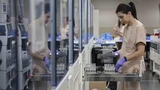 El laboratorio de an�lisis cl�nicos del Chus, en una imagen de archivo. El plan contempla que cuando una persona acuda a consulta y su m�dico le pida cualquier anal�tica, en los grupos de riesgo saldr� marcado por defecto el VIH. Pedir� el consentimiento al paciente y podr� realizarle la prueba.