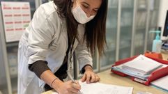 Mara Yebra, especialista de Medicina Fsica e Rehabilitacin, firmando su toma de posesin como propietaria de la plaza