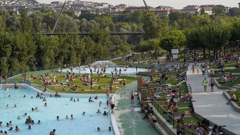 Gente refrescándose este agosto en las piscinas de Oira.