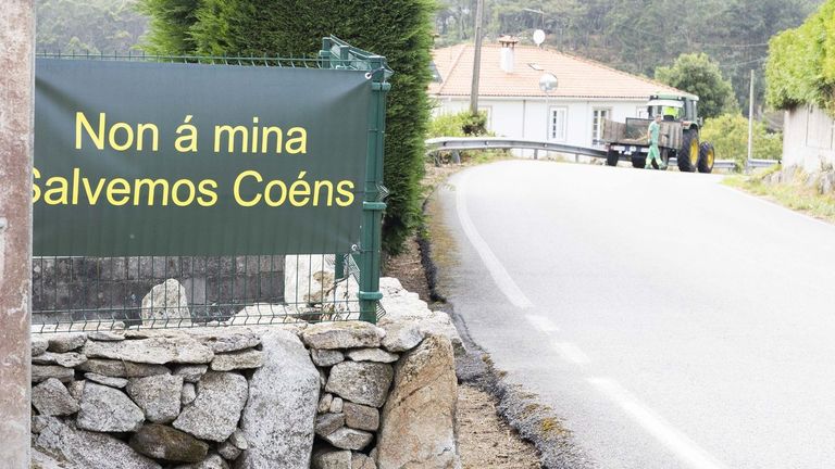 El lugar de Co�ns est� plagado de carteles en contra de la mina de caol�n.