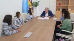 Reuni�n de representantes del Concello de A Laracha con la ANPA del centro educativo de Paiosaco