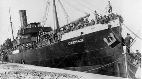 El barco 'Stanbrook' en el puerto de Alicante, cargado con emigrantes republicanos espaoles con destino a Argelia, en 1939. Entre 2.000 y 3.000 consiguieron hacer la travesa, huyendo de la armada franquista