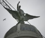 La escultura que corona el edificio de Uni�n F�nix le da a la calle un aire de Gran V�a. 