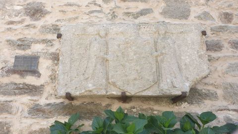Escudo que aparece nunha das caras da torre medieval, hoxe incorporada ao Parador