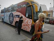 El transporte, pionero en la comarca, pretende dar a los turistas un servicio a mayores. 