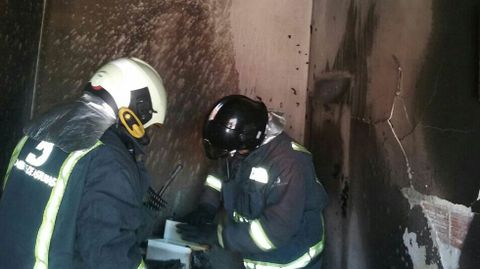 Bomberos del SEPA en Avil�s intervienen en un incendio en Luanco