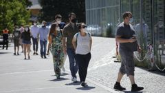 Colas para la vacunaci�n en Expocoru�a.