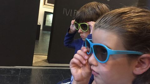 Gafas 3D en la sala romana de Porta Miñá. Los visitantes, especialmente los niños, disfrutan de otra manera de acercarse a las piezas romanas con el uso de unas gafas para ver el museo de otra manera.