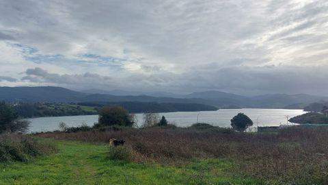El solar en la calle Alza, la carretera del cementerio, donde se va a construir el nuevo residencial, con vistas a la ra de Ribadeo