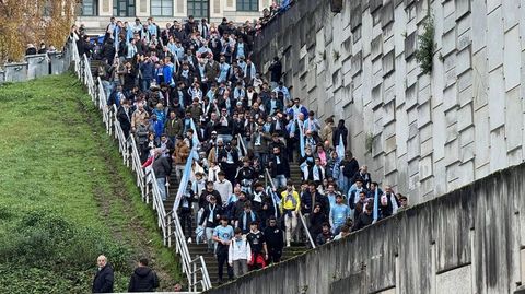 Aficionados del Celta, camino del Carlos Tartiere para el partido ante el Oviedo.