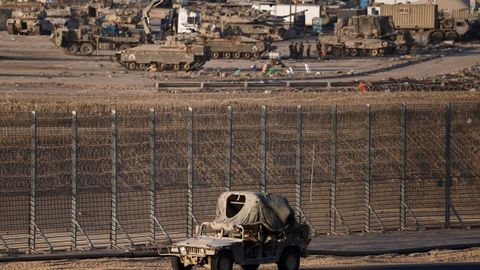 Vehículos militares israelíes haciendo maniobras cerca de la frontera entre Israel y la Franja de Gaza