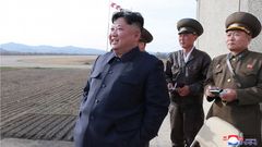 El lder norcoreano Kim Jong-un mientras supervisa un ejercicio de vuelo de pilotos de combate, este martes en Pyongyang