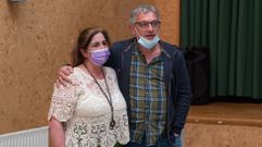 La concejala de Igualdade, Ana Bel�n Breixo, muy emocionada tras anunciar su renuncia, junto al alcalde de San Sadurni�o, Secundino Garc�a.