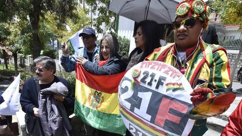 Miembros del movimiento 21-F, contrarios al expresidente Evo Morales, participan en un plantn para conmemorar el referendo del 2016 que neg la reeleccin de Evo 