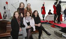 Las responsables de varios establecimientos baieses de moda tomaron ayer con sus propuestas la carpa instalada en la plaza, donde hoy se celebrar� una sesi�n de gimnasia y una chocolatada con rosca
