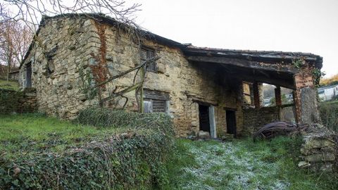 Antiguas bodegas en la aldea de A Cruz