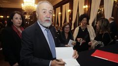 D�az-Pache, dedicando libros a sus lectores, en una imagen de archivo.