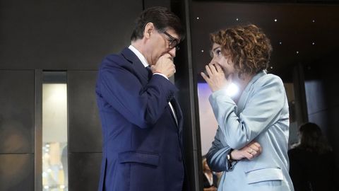 Montero conversa con Illa en el foro celebrado en Barcelona