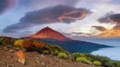 El volc�n del Teide captado con la luz del sol poniente.