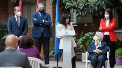 La minista de Sanidad, Carolina Darias, en su visita a la residencia Los Olmos, donde se le puso la tercera dosis frente al covid a Araceli (en la foto), la primera vacunada de España