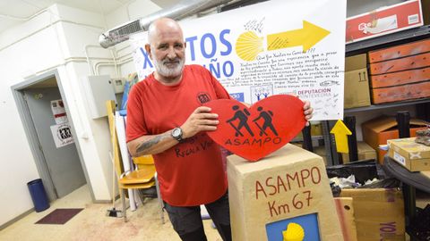 Fran P�rez-Mir�s, en la Casa Azul de Pontevedra, con un coraz�n de Asampo y uno de los hitos kilom�tricos del Camino