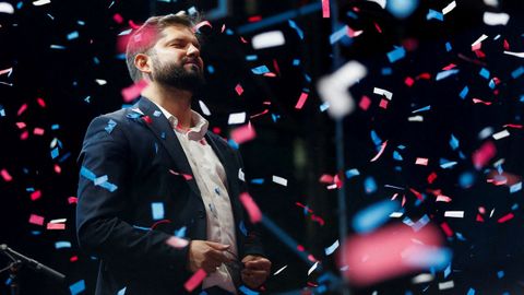 Victoria de Gabriel Boric en Chile, que se convertir en el prximo presidente del pas tras haber roto el rcord histrico de votos. Su rival, el ultraderechista Kast reconoci su derrota y felicit al ganador, el lder izquierdista, de 35 aos.