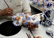 Cada una de las piezas dise�adas en Sargadelos se elaboran de forma artesanal. 