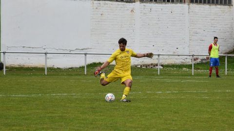 Clemente se dispone a golpear el bal�n durante un derbi contra el Foz en el Mart�nez Otero.