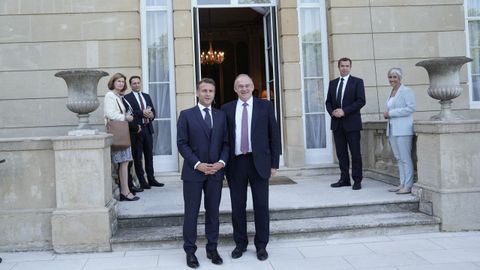 Emmanuel Macron con el líder del Partido Liberal Demócrata Ed Davey.