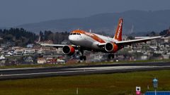 Aterrizaje de un avin en el aeropuerto de Alvedro.
