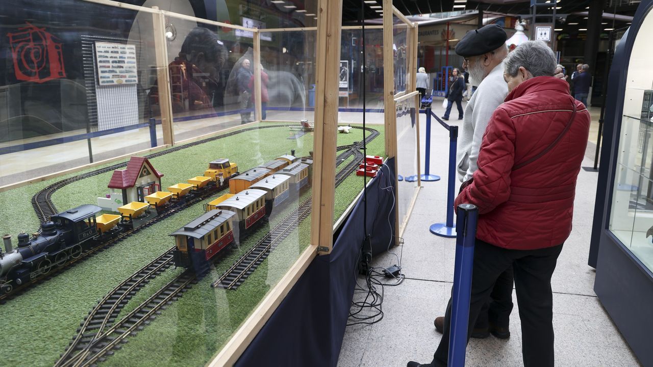 Rememoran la historia ferroviaria de la Vía Verde Santiago-Lengüelle con una muestra en Área Central