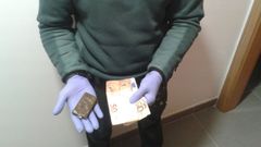Imagen de archivo del hachs y el dinero requisado en un trapicheo