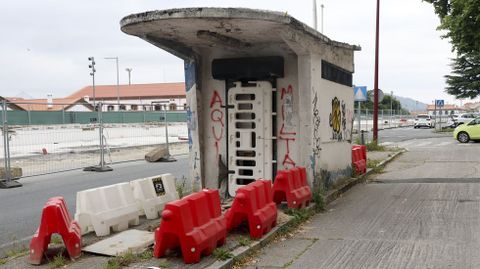 Antigua gasolinera situada en un lateral del teatro Jofre, que ser� demolida dentro de la reurbanizaci�n de la plaza de Galicia.
