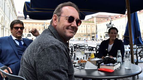 El actor Kevin Spacey este jueves en una terraza del centro de Turn (Italia)