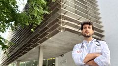 El neum�logo Luis Pazos, delante del centro de salud de A Doblada, donde pas� consulta este viernes