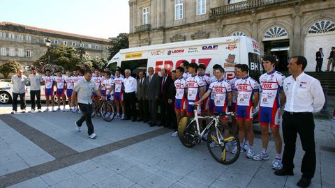 Presentacin del grupo deportivo Supermercados Froiz de ciclismo donde asiste Magn Froiz, en abril, del 2011.