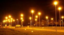 <span lang= es-es >A Laracha</span>. En la urbanizaci�n de Cabovila�o hay muchos focos que alumbran calles en las que no hay ni una sola vivienda, ya que est� pendiente una segunda fase de edificios.