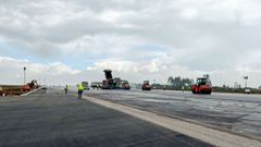 Obras de asfaltado de la pista del aeropuerto de Santiago