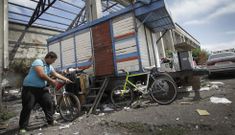 Un joven, familiar de uno de los residentes, ayer junto a la nave de La Toja en la conservera. 