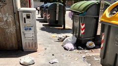 Imagen de archivo de bolsas de basura fuera de los contenedores en Ribeira.
