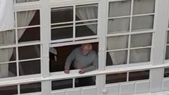 Kraus canta desde su ventana a sus vecinos