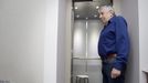 Bernardo Tobío, ante el ascensor en el que estuvo durante cinco horas.