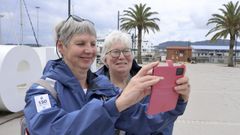 Las cruceristas brit�nicas Kathryn Moore y Karen Day posando ante las letras de Ferrol en el muelle.